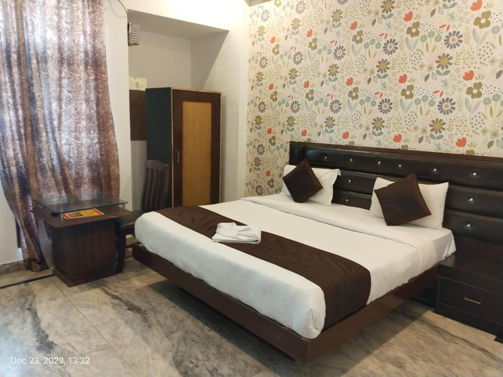 Hotel Shivanta Residency Risikés Kültér fotó