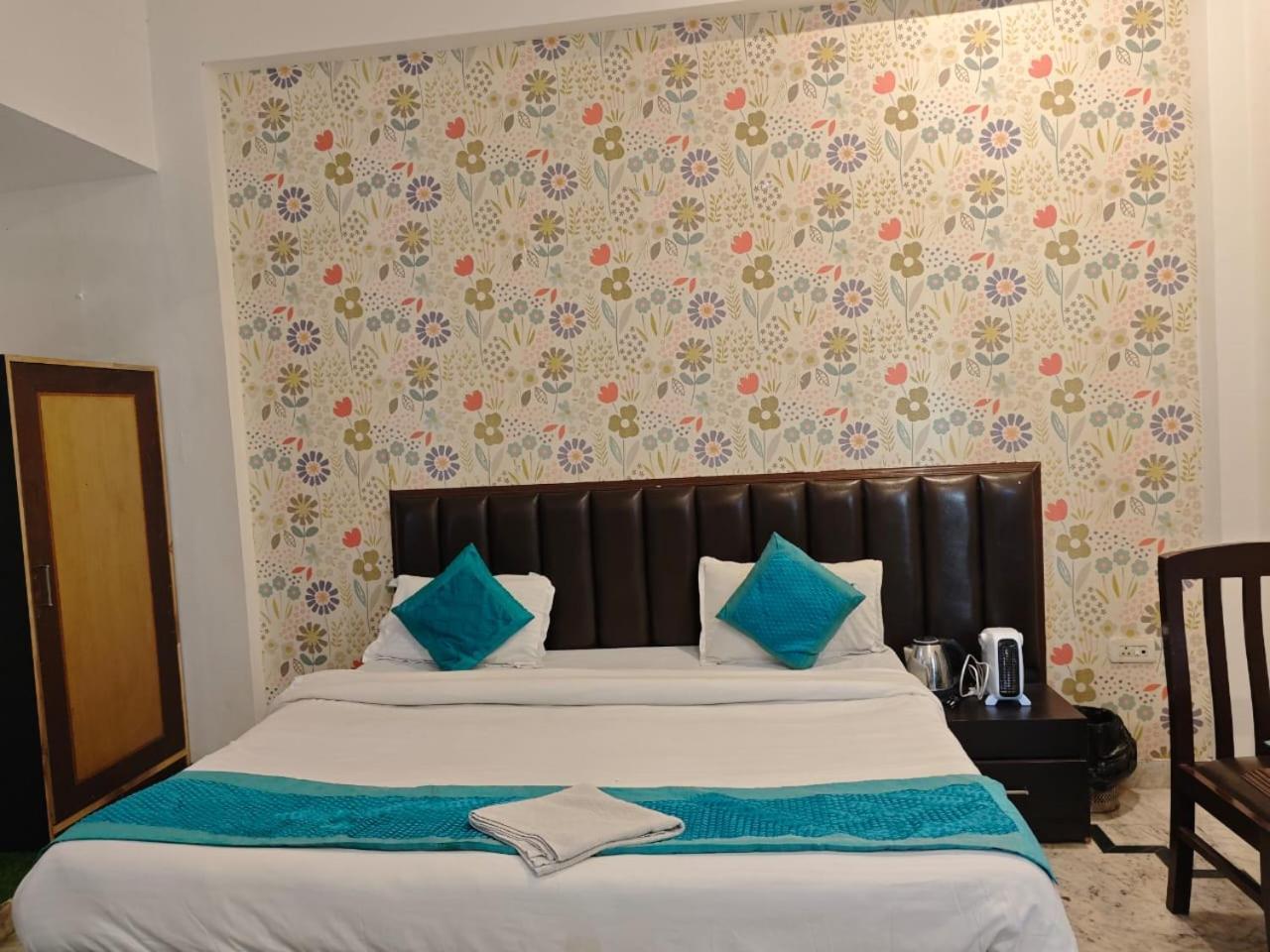 Hotel Shivanta Residency Risikés Kültér fotó